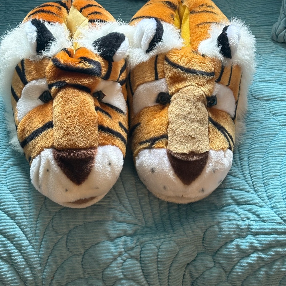 Bengal Tiger Plush Animal Slippers - Cozy Novelty Footwear